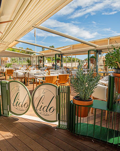 Salle et terrasse du restaurant Le Lido à Toulon avec vue sur la mer